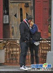 明星街头亲吻,甜蜜画面引网友热议